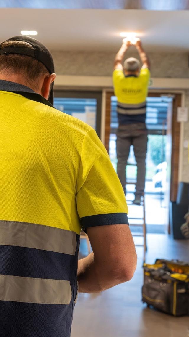 Equipo de electricistas en Pontevedra