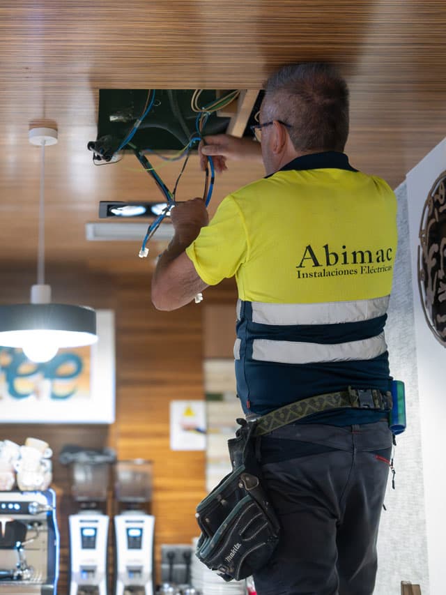 Trabajos desarrollados por los electricistas de Abimac