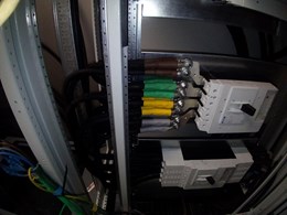 Instalación de cuadros en Abanca Pocomaco