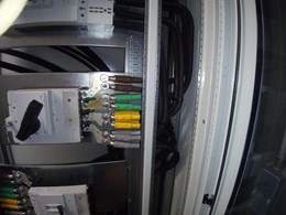 Instalación de cuadros en Abanca Pocomaco.