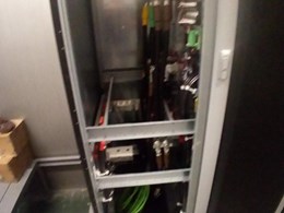 Instalación de cuadros en Abanca Pocomaco