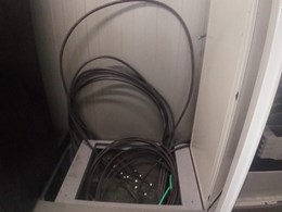 Instalación de cuadros en Abanca Pocomaco