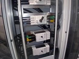 Instalación de cuadros en Abanca Pocomaco