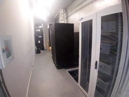 Instalación de cuadros en Abanca Pocomaco